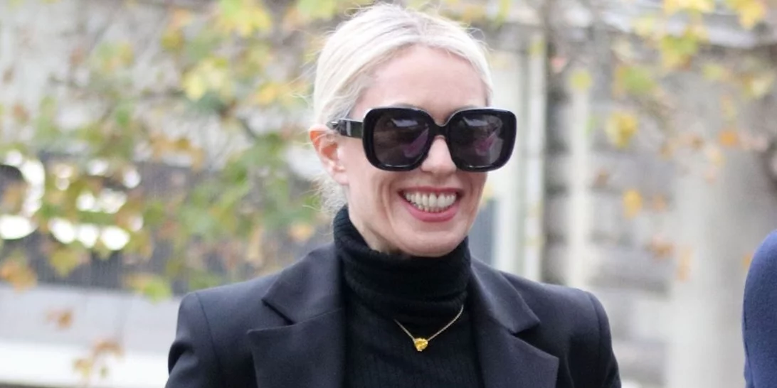 Μαρία Μπακοδήμου | Με total brown σύνολο σε θεατρική πρεμιέρα