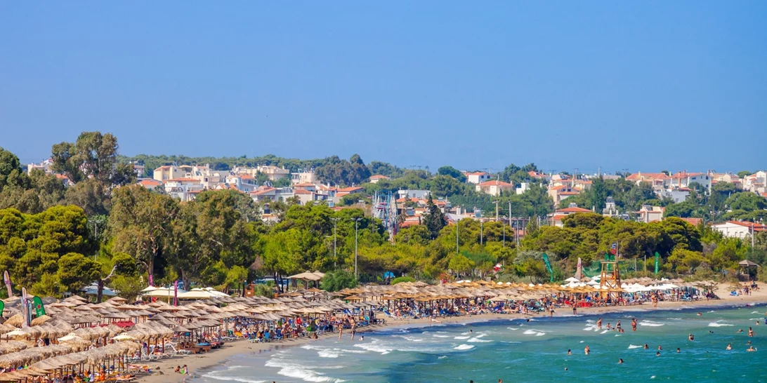 Παρανομούσαν 8 στις 10 επιχειρήσεις που ελέγχθηκαν για ξαπλώστρες σε παραλίες της Αν. Αττικής