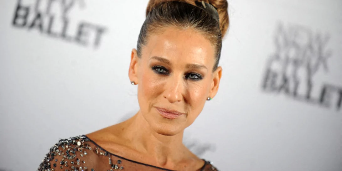 And Just Like That... Ερωτευτήκαμε το sleek top-knot της Sarah Jessica Parker στην πρεμιέρα του SATC revival