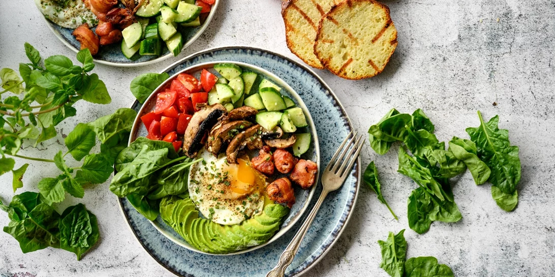 Πώς τρέφονται οι αιωνόβιοι; Έξι καθηγητές του ΕΚΠΑ δίνουν διατροφικές συμβουλές