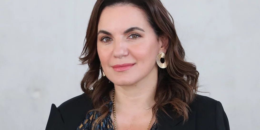 Η Όλγα Κεφαλογιάννη ποζάρει με την Αγάπη Πολίτη | Η ανατρεπτική εμφάνιση με snakeskin ψηλόμεσο παντελόνι