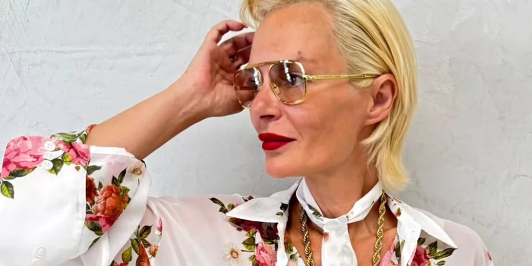 Η Έλενα Χριστοπούλου σου δείχνει πως να φορέσεις το φλοράλ πουκάμισο από το brand της Βάσιας Κωσταρά