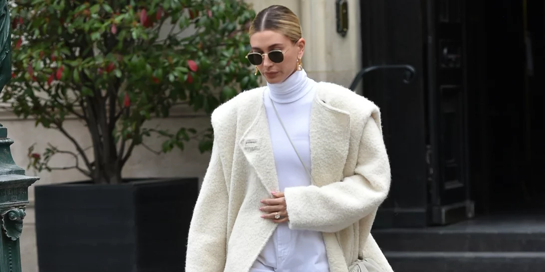 Πώς θα δημιουργήσεις μία capsule γκαρνταρόμπα για τον χειμώνα που θα ενέκρινε η Hailey Bieber