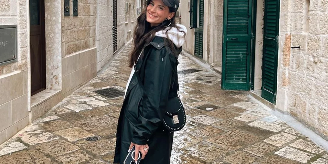 Χριστίνα Μπόμπα | Ο άψογος casual τρόπος που φόρεσε το blazer της σε πρωινή βόλτα