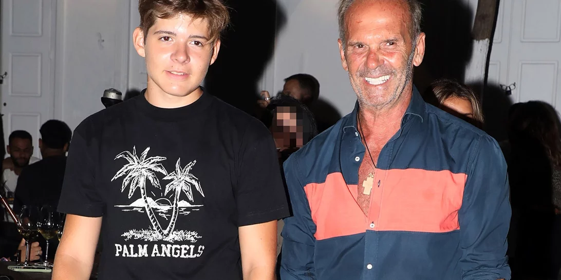 Ο Μάξιμος Κωστόπουλος σε ένα τρυφερό κλικ από την παιδική του ηλικία με τον διάσημο μπαμπά του