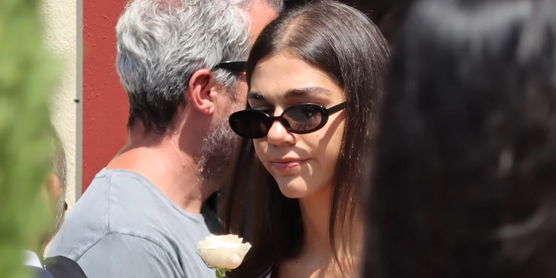 Μελίνα Νικολαΐδη | Στο πλευρό του Ντέμη Νικολαϊδη στην κηδεία της συντρόφου του, Αλεξάνδρας Νικολαΐδου