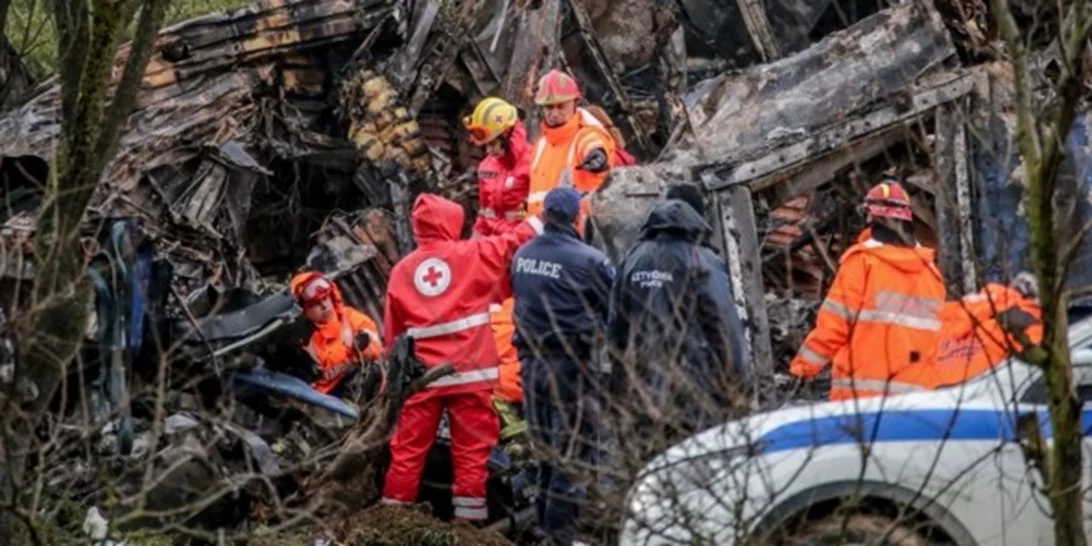 Ράγισαν καρδιές στα Τέμπη | Γέμισε με φοιτητές ο τόπος της τραγωδίας - "Δεν θα σας ξεχάσουμε" (φωτό)