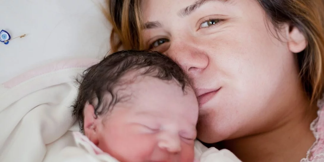 H καισαρική τομή είναι η μόνη χειρουργική επέμβαση, στην οποία η μητέρα αναμένεται να σταθεί όρθια περίπου έξι ώρες αργότερα