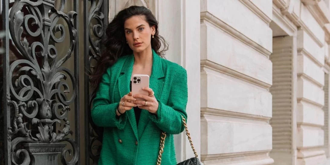 Η Χριστίνα Μπόμπα φόρεσε το διχτυωτό καλσόν που χρειάζεσαι φέτος την άνοιξη