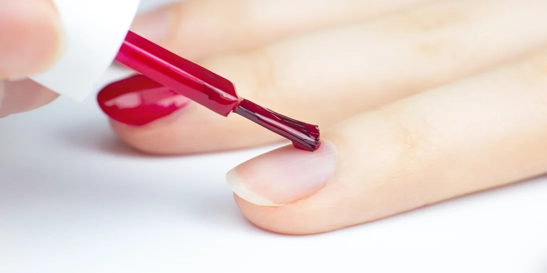 Τα βερνίκια νυχιών που θα χαρίσουν ένα gel εφέ στο μανικιούρ σου