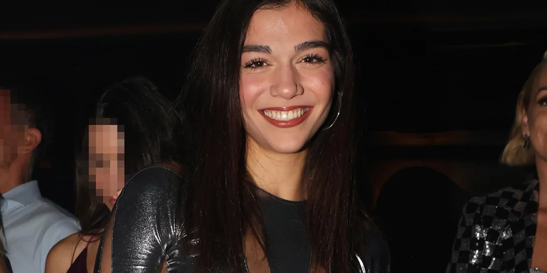 Η Μελίνα Νικολαΐδη με total grey look στους δρόμους του Λονδίνου