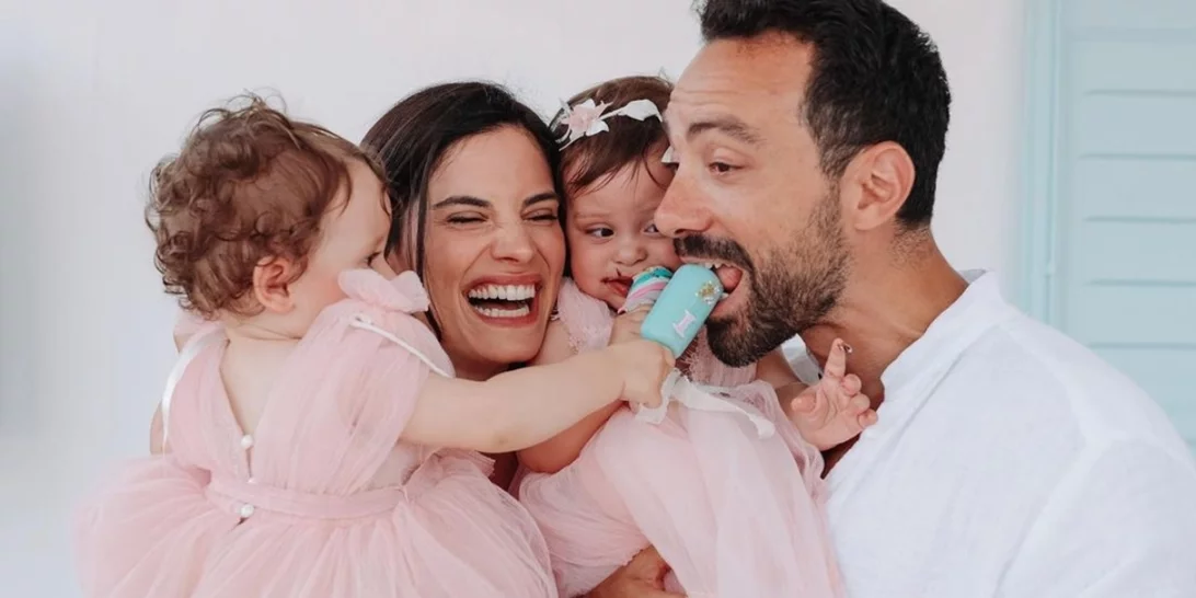 Σάκης Τανιμανίδης – Χριστίνα Μπόμπα | Αυτό είναι το προσκλητήριο της βάφτισης των παιδιών τους