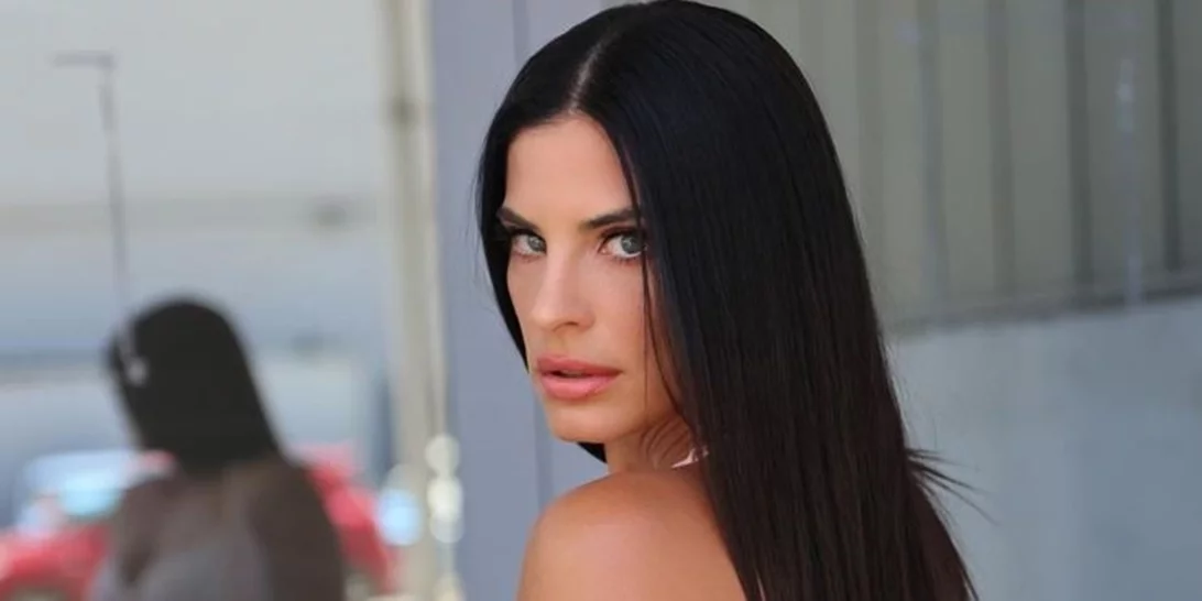 Χριστίνα Μπόμπα | Το matchy - matchy μανικιούρ και πεντικιούρ της στην πιο καλοκαιρινή απόχρωση