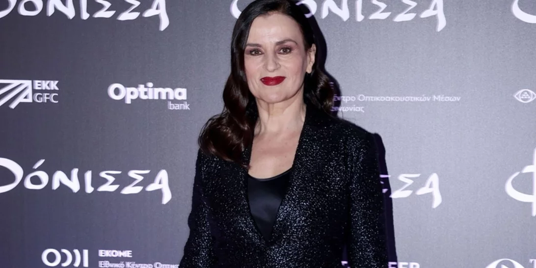 Η Καρυοφυλλιά Καραμπέτη με το κομψό, γαλλικό χτένισμα που αναβαθμίζει κάθε εμφάνιση