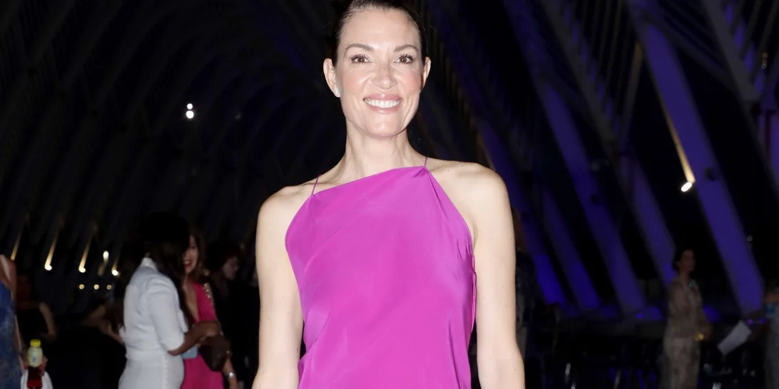 Η Βίκυ Καγιά στην παραλία με το πουκάμισο που θα φοράμε και τον Σεπτέμβριο