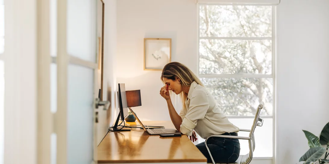 Νιώθεις άγχος στη δουλειά; Οδηγός επιβίωσης για να σώσεις την ψυχική σου υγεία