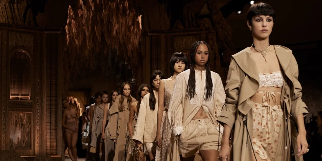 Η Dior SS'23 συλλογή είναι μια σπουδή στο power dressing