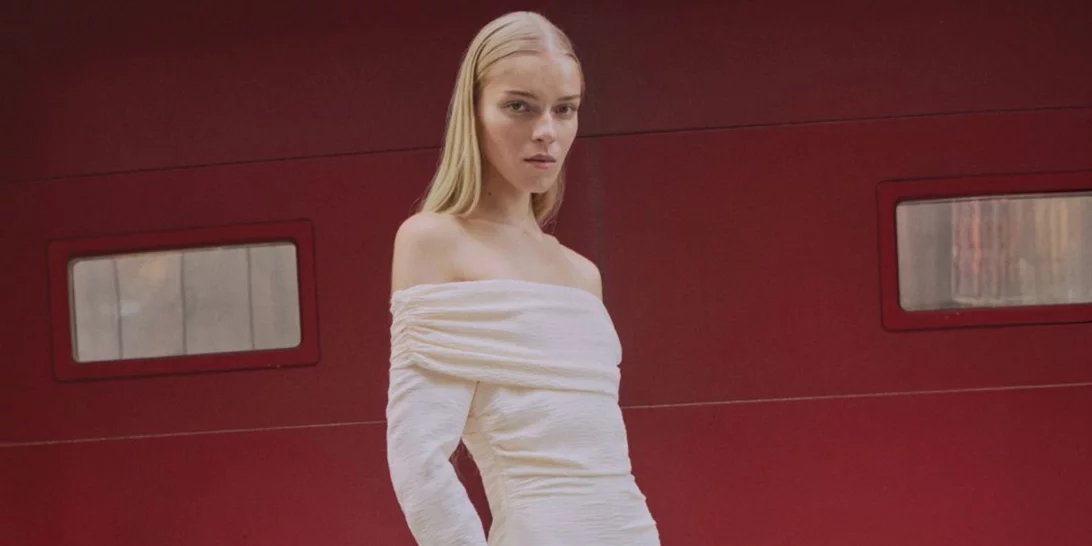 Το viral φόρεμα από τη Mango που θα φορέσεις τώρα και την άνοιξη είναι σε έκπτωση