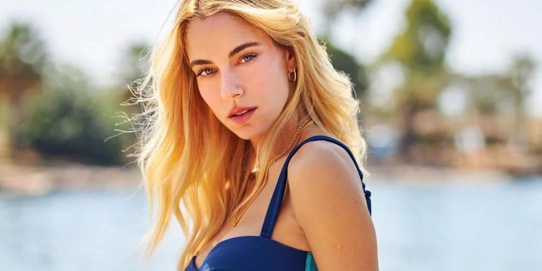 Η Δούκισσα Νομικού με το ολόσωμο μαγιό που αναδεικνύει όλες τις σιλουέτες