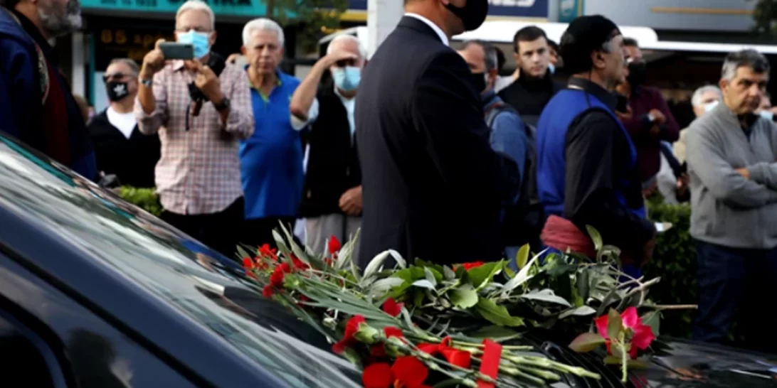 Στην τελευταία του κατοικία ο Μίκης Θεοδωράκης - Σε εξέλιξη η εξόδιος ακολουθία στον Γαλατά Χανίων