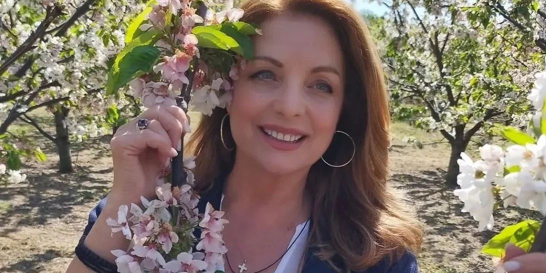 Με άνετο outfit και sneakers στις ανθισμένες κερασιές η Άντζελα Γκερέκου