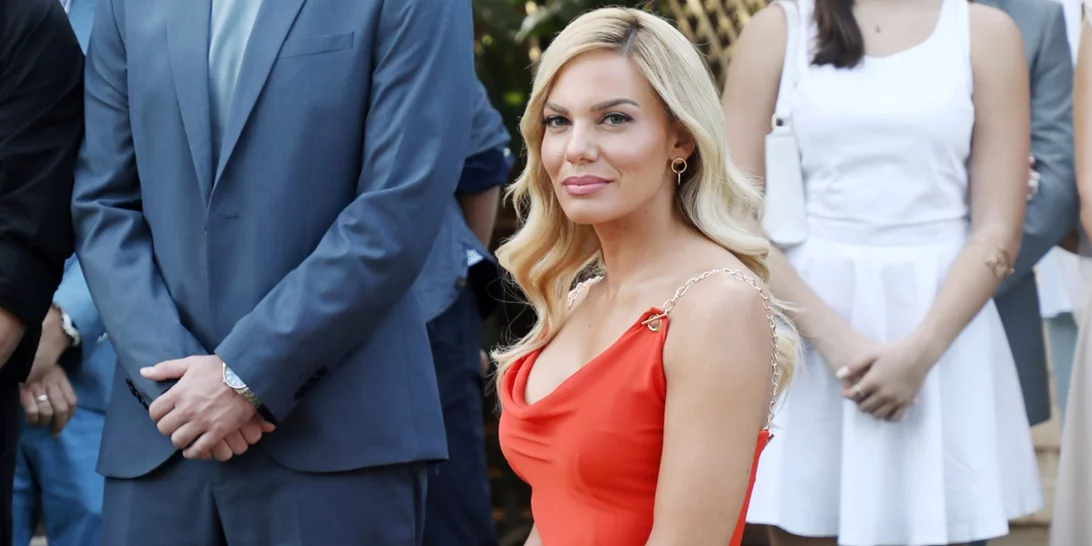 Με γόβες ή sneakers | Η denim ολόσωμη φόρμα της Ιωάννας Μαλέσκου από Mango που ταιριάζει με τα πάντα