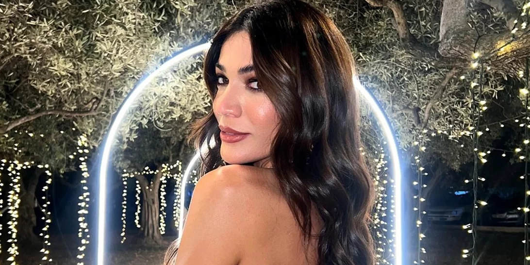 Η Ήβη Αδάμου μας "υποδέχεται" στο σπίτι της στην Αλεξανδρούπολη | Cozy με βελούδινους καναπέδες