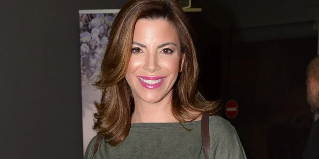 Με λευκό μπικίνι σε εξωτικό προορισμό | Η Αντελίνα Βαρθακούρη απολαμβάνει τις διακοπές της με τις κόρες της