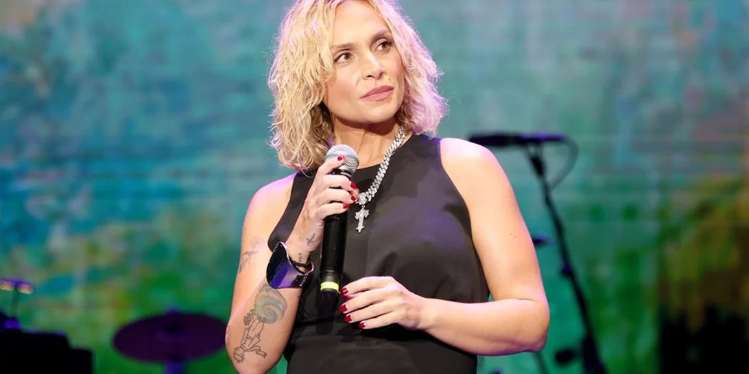 Με λευκό μπικίνι η Ελεωνόρα Ζουγανέλη | Ξεκίνησε τις διακοπές στη Μύκονο με τον Νίκο Συρίγο