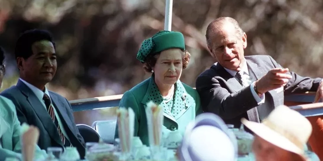 Το αυστηρό πρόγραμμα που ακολουθούσε η βασίλισσα Ελισάβετ στα γεύματά της | Γιατί μερικές φορές έτρωγε πρωινό χωρίς τον πρίγκιπα Φίλιππο;