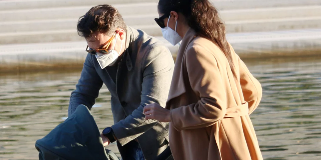 Ευαγγελία Συριοπούλου - Στράτος Πατσατζής | Πρωινή βόλτα με τον νεογέννητο γιο τους