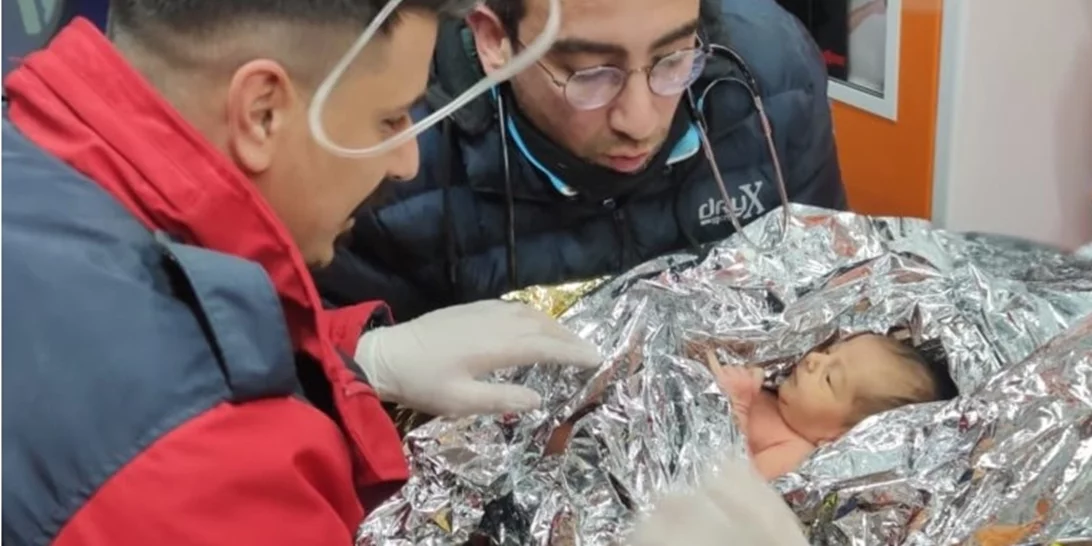 Η μόλις 10 ημερών Yağız είναι το νέο θαύμα στην Τουρκία - Σώθηκε μαζί με τη μητέρα της μετά από 90 ώρες [εικόνα]