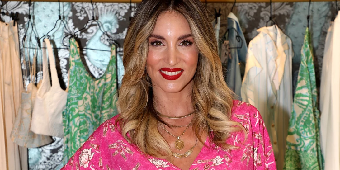 Η Αθηνά Οικονομάκου προτείνει το έξυπνο styling tip για τις βραδινές εξόδους του καλοκαιριού