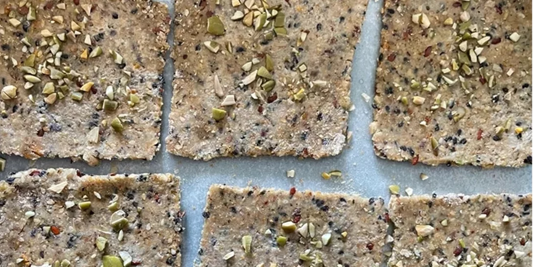 Σπιτικά κράκερς | Η συνταγή με βρώμη, ρίγανη και λιαστή ντομάτα