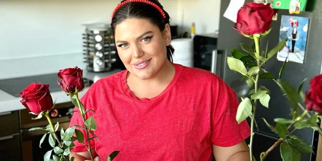 Η Δανάη Μπάρκα ποζάρει αγκαλιά με τον Φίλιππο Τσαγκιρίδη και "ρίχνει" το Internet