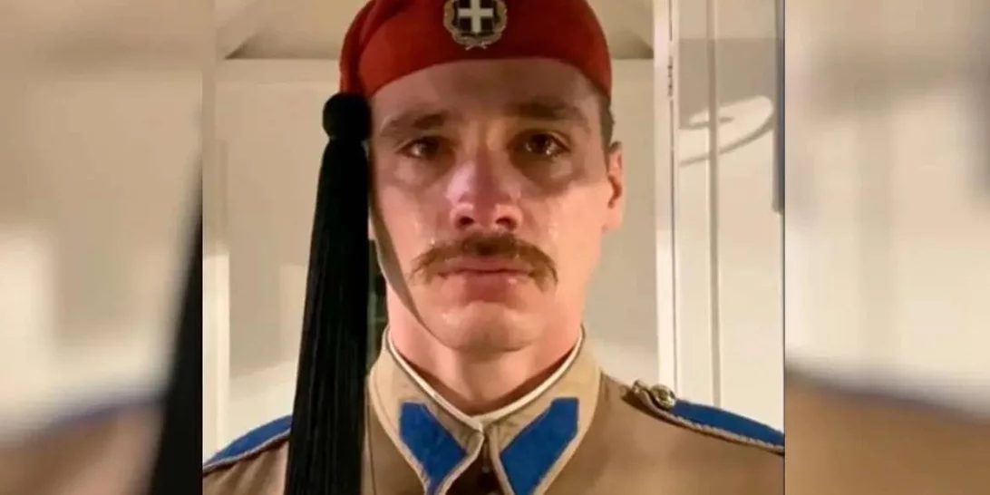 Ποιος είναι ο Εύζωνας που έγινε viral επειδή συγκινήθηκε