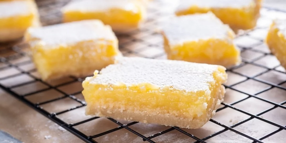 Mπάρες λεμονιού με βάση από μπισκότο