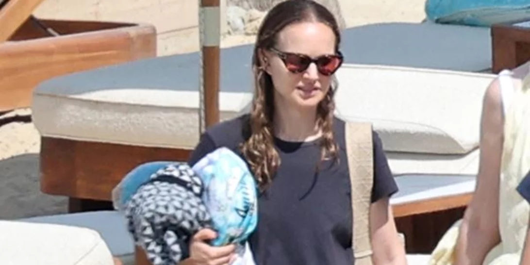 Γιατί η Natalie Portman λέει "όχι" στο παρεό; Η εμφάνιση σε παραλία της Μυκόνου με τζιν παντελόνι