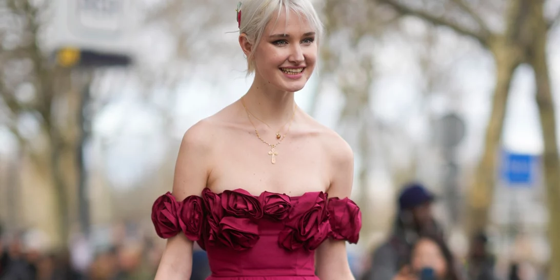 Οι festive τρόποι για να φορέσεις το μπορντό φέτος τα Χριστούγεννα