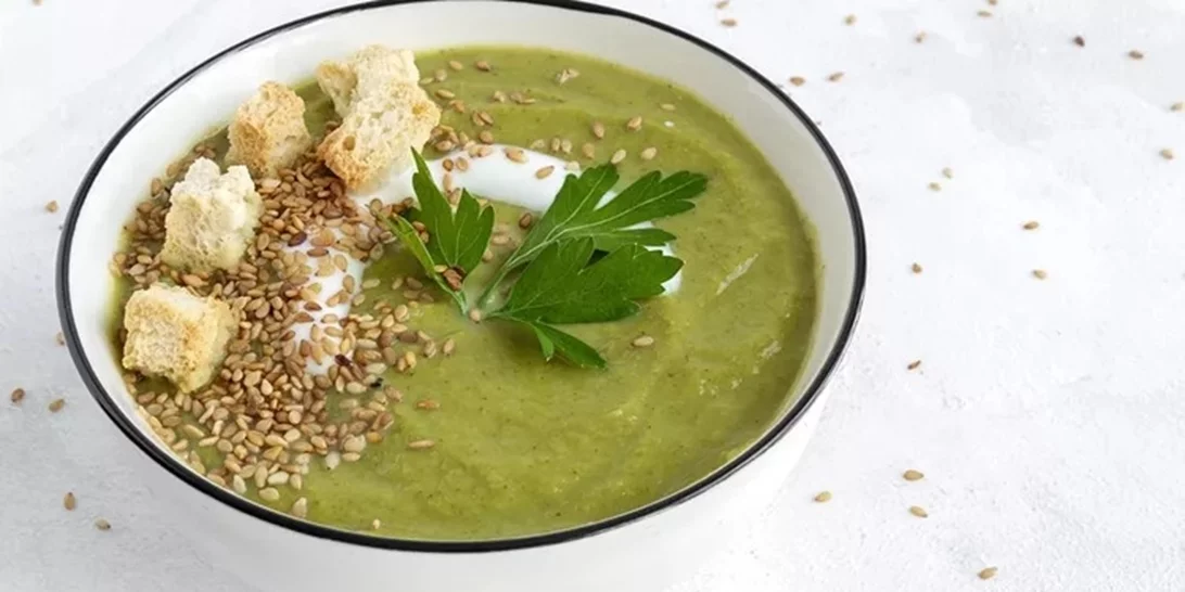 Η κρύα σούπα αποτοξίνωσης που θα σε ελαφρύνει και θα σε ξεφουσκώσει - Ιδανική για τις πολύ ζεστές μέρες