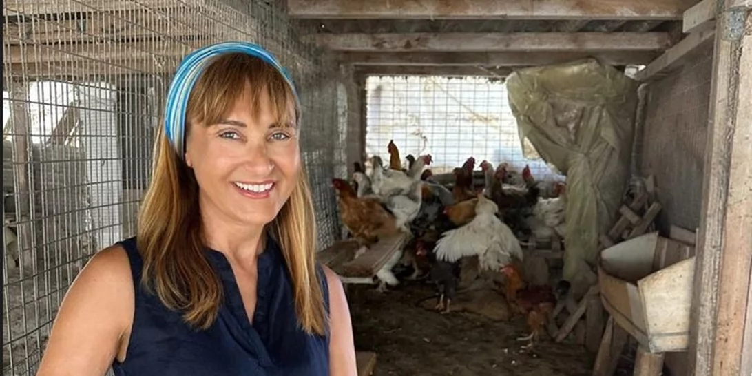 Σαν κοριτσάκι | Η Μάρα Ζαζαρέα ποζάρει αμακιγιάριστη στον κήπο της στην Πάρο