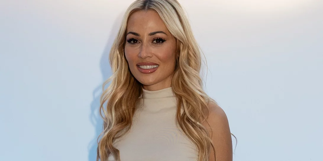 Η Ελένη Βουλγαράκη με το denim μίνι φόρεμα που είναι ιδανικό για την εποχή | Κοστίζει κάτω από 30 ευρώ στη Stradivarius