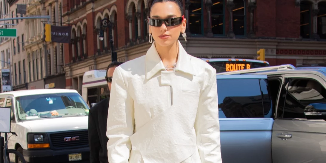 Η Dua Lipa αποδεικνύει πως το κοστούμι είναι το ιδανικό look για μία βραδινή έξοδο