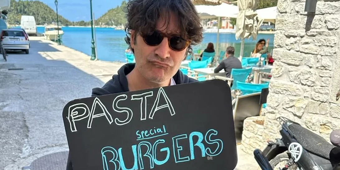 Όσο εμείς είμαστε στο γραφείο, ο Χριστόφορος Παπακαλιάτης φωτογραφίζεται με την πιο σέξι σταρ του Hollywood