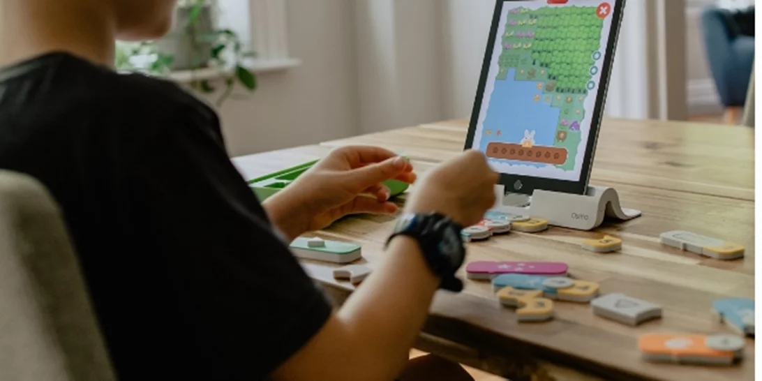 Ναι στις οθόνες, αλλά όχι όλη την ώρα | Πώς να θέσετε όρια στα παιδιά και να τα βοηθήσετε να τις αξιοποιούν με τον καλύτερο τρόπο