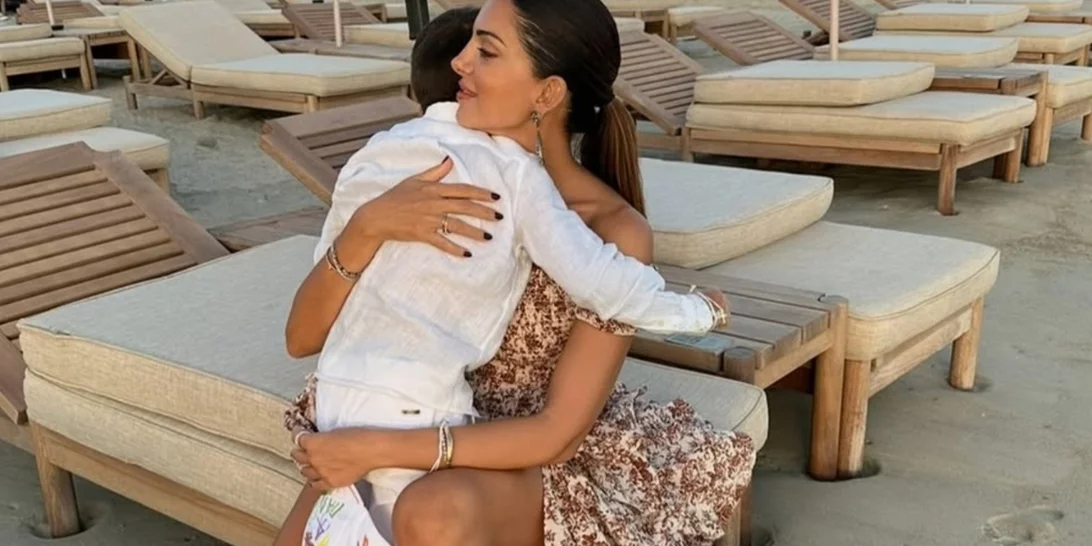 Σταματίνα Τσιμτσιλή | Το τρυφερό φωτογραφικό άλμπουμ με τον επτάχρονο γιο της στις διακοπές της στην Πάρο