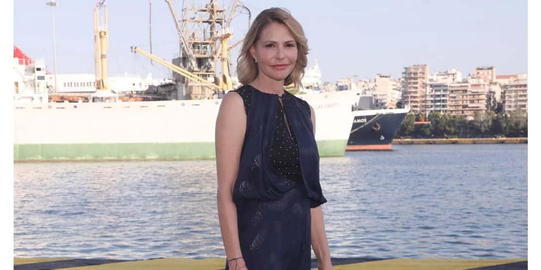 Πώς να ντυθείς κομψά σε κάθε βραδινή έξοδο του καλοκαιριού, ακολουθώντας το παράδειγμα της Τζένης Μπαλατσινού