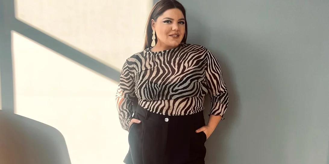 Το total white σύνολο της Δανάης Μπάρκα είναι η ιδανική πρόταση για εσένα που βαρέθηκες το μαύρο