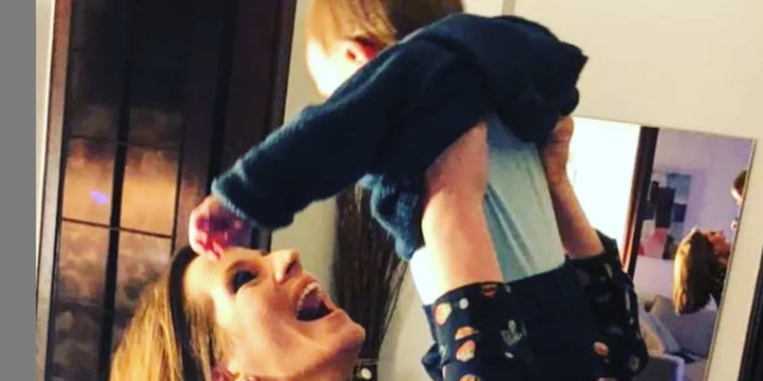 Νίκη Λυμπεράκη | Ποζάρει με τον 7 μηνών γιο της στο σαλόνι τους