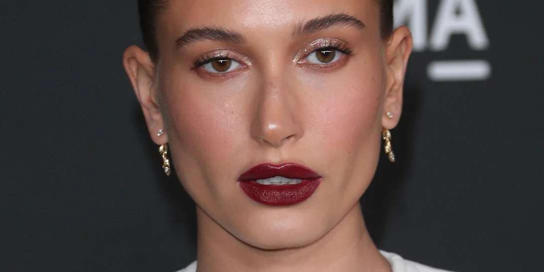 H Hailey Bieber έγινε 25 κι εμείς κάνουμε μια αναδρομή στα πιο stylish χτενίσματά της